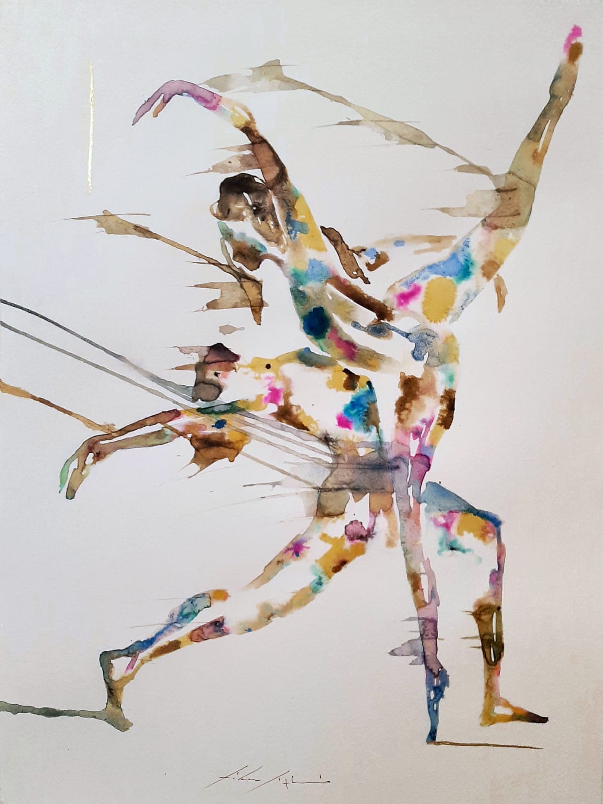 Figure in movimento su carta acquerello, colori naturali e foglia oro, colori accesi su fondo chiaro